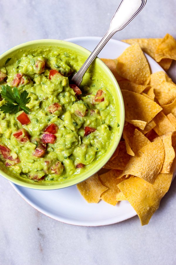 Esta é a minha receita favorita de guacamole! Veja como fazer esse acompanhamento em casa com ingredientes simples e frescos.