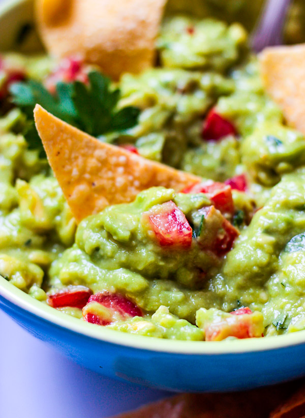 Esta é a minha receita favorita de guacamole! Veja como fazer esse acompanhamento em casa com ingredientes simples e frescos.