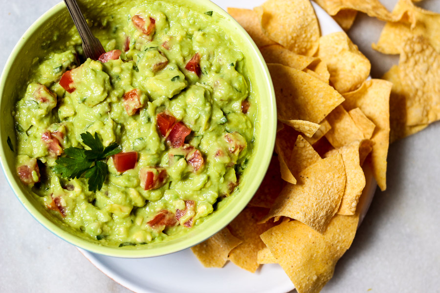 Esta é a minha receita favorita de guacamole! Veja como fazer esse acompanhamento em casa com ingredientes simples e frescos.