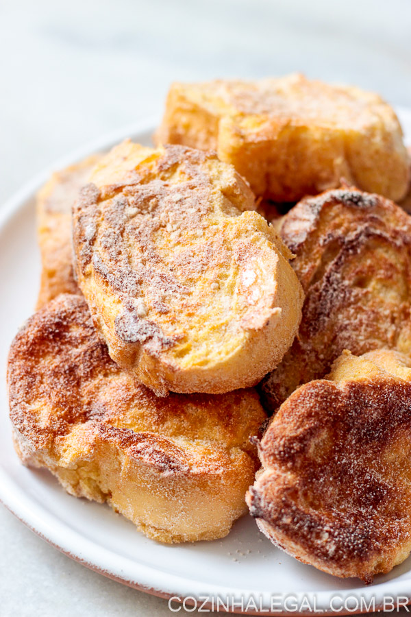 Difícil é comer apenas uma fatia dessa rabanada de forno. Crocante por fora e cremosa por dentro.