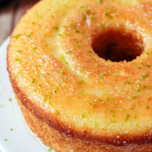 Esse bolo de limão simples é a receita mais fácil e saborosa que encontrei até agora. O bolo fica pronto bem rápido e rende 14 fatias.