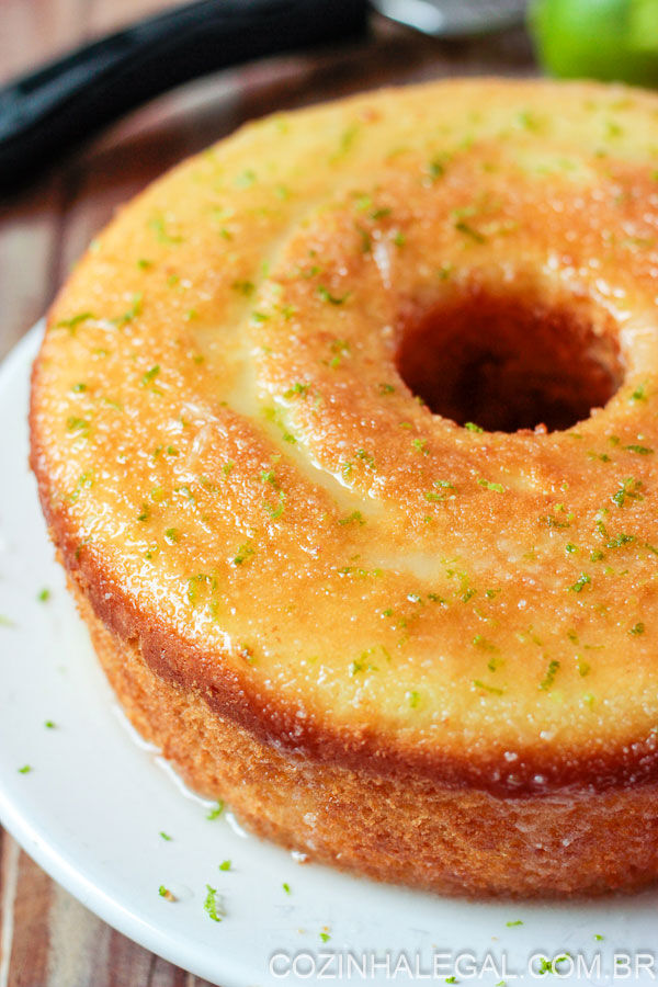 Esse bolo de limão simples é a receita mais fácil e saborosa que encontrei até agora. O bolo fica pronto bem rápido e rende 14 fatias.