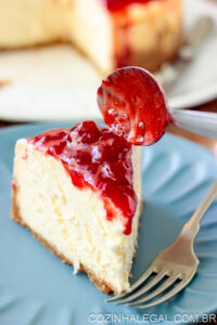 Fazer cheesecake de morango nunca foi tão fácil. Receita detalhada, com passo a passo e muitas dicas preciosas!