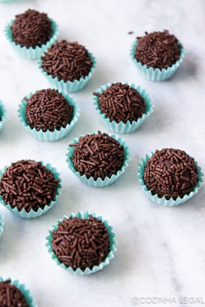 Essa é a melhor receita de brigadeiro de festa que já fiz e provei. ​Não fica muito doce, pois substituímos o achocolatado por outro ingrediente delicioso.