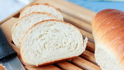 Esta é uma receita de pão caseiro simples para iniciantes. Esse pão fica muito fofo e é fácil de fazer. Ideal para quem esta começando a preparar pão em casa.