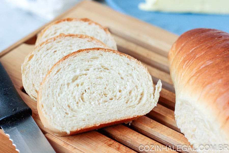 Esta é uma receita de pão caseiro simples para iniciantes. Esse pão fica muito fofo e é fácil de fazer. Ideal para quem esta começando a preparar pão em casa.