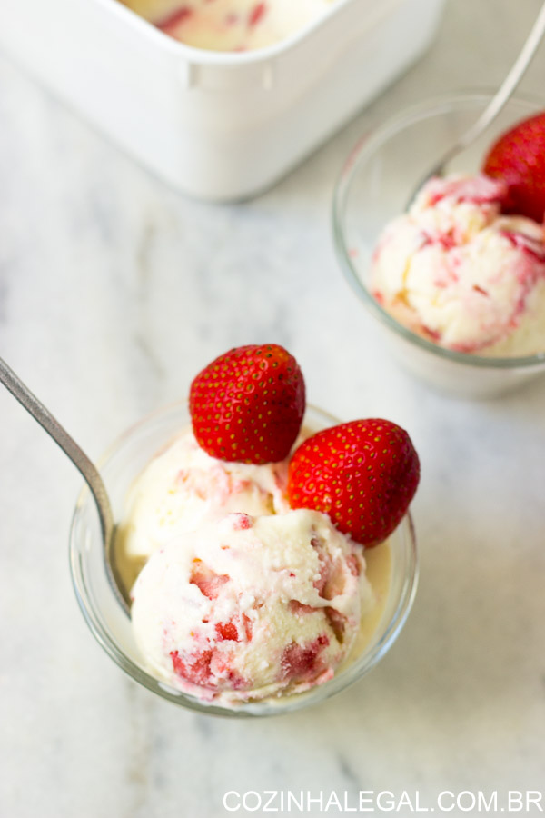 Este sorvete cremoso, gostoso e clássico pode ser usado como a base para qualquer sabor de sorvete que você possa imaginar. Faça hoje mesmo um delicioso Sorvete Caseiro de leite Ninho com Morango e refresque-se nesse verão.