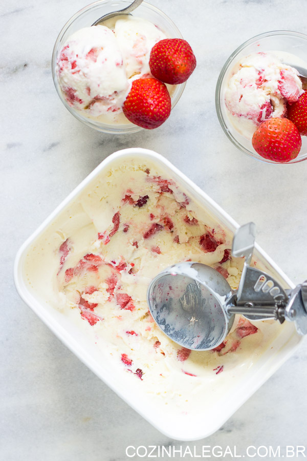 Este sorvete cremoso, gostoso e clássico pode ser usado como a base para qualquer sabor de sorvete que você possa imaginar. Faça hoje mesmo um delicioso Sorvete Caseiro de leite Ninho com Morango e refresque-se nesse verão.