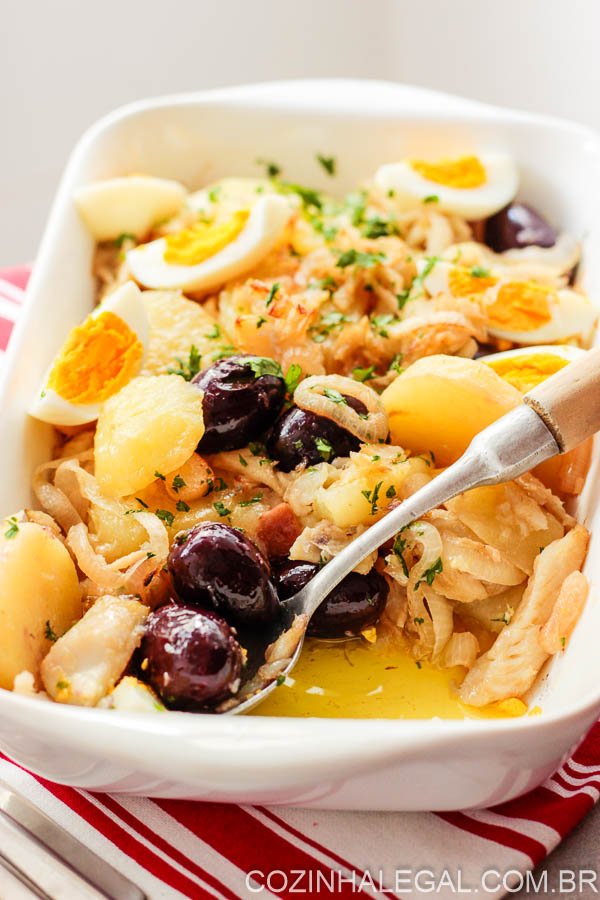 Esse delicioso bacalhau a Gomes de Sá é uma ótima opção para compor sua ceia de Natal com um prato saudável e fácil de fazer. Minha receita de bacalhoada é a mais fácil e prática que você vai encontrar. Veja aqui como preparar  essa bacalhoada ao forno, acompanhado com batatas, ovos e azeitonas...fica uma delícia.