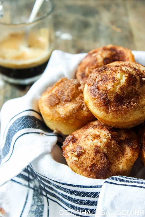 Essa receita de bolinho de chuva assado fica pronto em 30 minutos e é feito com poucos ingredientes. Perfeito para fazer com as crianças.