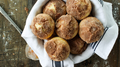 Essa receita de bolinho de chuva assado fica pronto em 30 minutos e é feito com poucos ingredientes. Perfeito para fazer com as crianças.