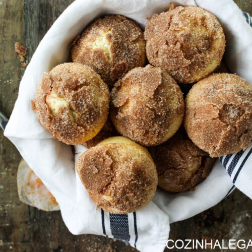 Essa receita de bolinho de chuva assado fica pronto em 30 minutos e é feito com poucos ingredientes. Perfeito para fazer com as crianças.