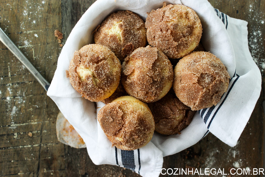 Essa receita de bolinho de chuva assado fica pronto em 30 minutos e é feito com poucos ingredientes. Perfeito para fazer com as crianças.