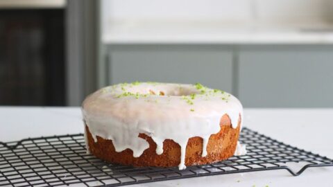 Receita de bolo de limão de liquidificador fofinho é fácil de fazer. Perfeito para o lanche da tarde e café da manhã. Vai bem com um café fresquinho e deixa a casa perfumada com aroma de limão. 