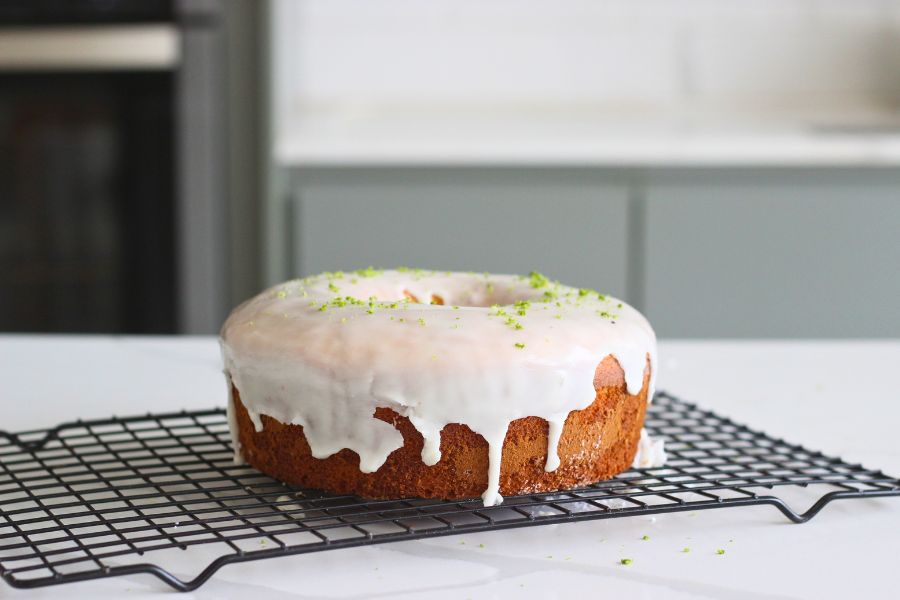 Receita de bolo de limão de liquidificador fofinho é fácil de fazer. Perfeito para o lanche da tarde e café da manhã. Vai bem com um café fresquinho e deixa a casa perfumada com aroma de limão. 