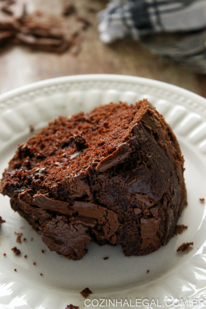 Como fazer bolo de chocolate de liqüidificador simples e fofinho. Essa é uma receita tão fácil que ele vai se tornar seu bolo favorito! Basta colocar todos os ingredientes no liquidificador e pronto!