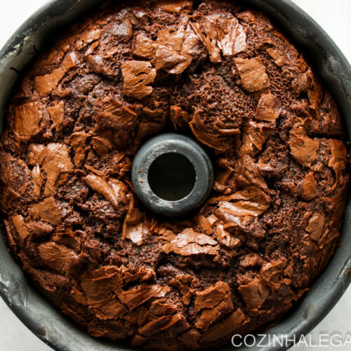 Como fazer bolo de chocolate de liqüidificador simples e fofinho. Essa é uma receita tão fácil que ele vai se tornar seu bolo favorito! Basta colocar todos os ingredientes no liquidificador e pronto!