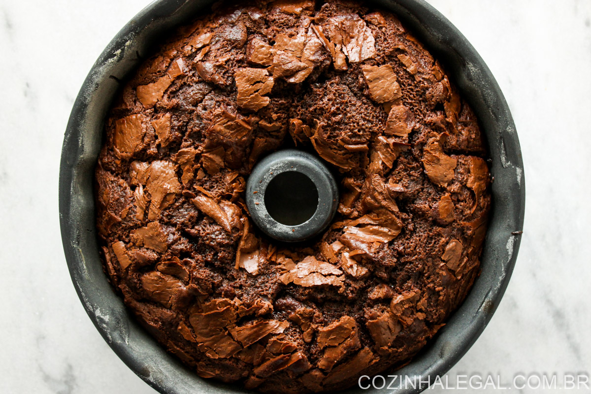 Como fazer bolo de chocolate de liqüidificador simples e fofinho. Essa é uma receita tão fácil que ele vai se tornar seu bolo favorito! Basta colocar todos os ingredientes no liquidificador e pronto!