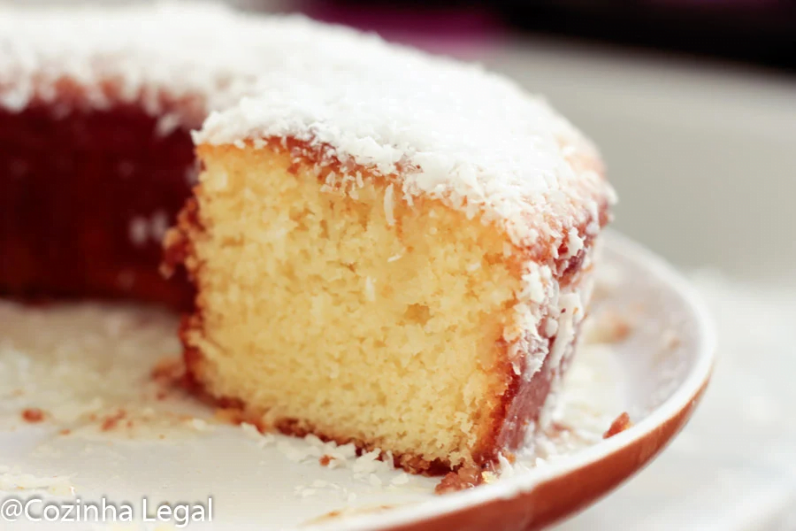 Receita simples e muito rápida de Bolo de Coco de liquidificador com calda de leite de coco. E você só precisa de 10 minutos para fazer esse bolo.