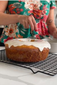 Receita de bolo de limão de liquidificador fofinho é fácil de fazer. Perfeito para o lanche da tarde e café da manhã. Vai bem com um café fresquinho e deixa a casa perfumada com aroma de limão. 