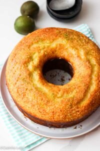 Esse bolo de limão simples é a receita mais fácil e saborosa que encontrei até agora. O bolo fica pronto bem rápido e rende 14 fatias.