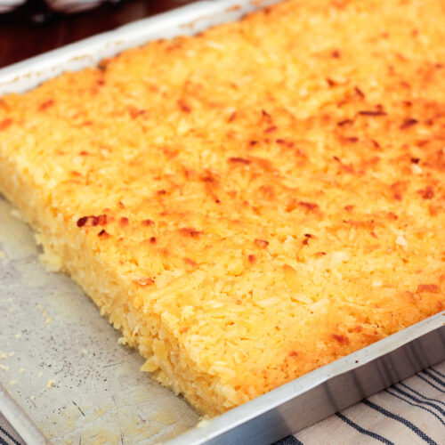 Faça um delicioso bolo de mandioca cremoso com esta receita simples. Aprenda agora mesmo a preparar esse clássico brasileiro!