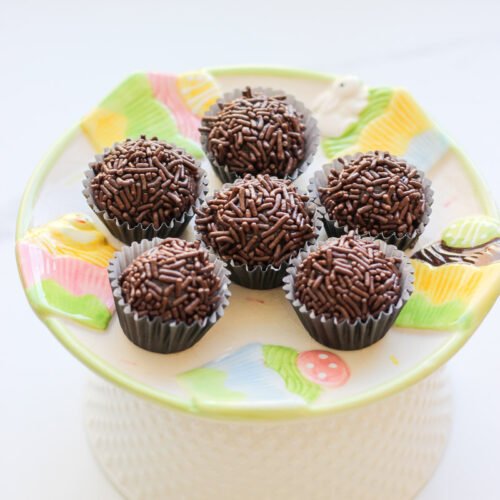 Aprenda a fazer um brigadeiro profissional, cremoso e firme na medida certa. Receita fácil, rende 100 unidades e é sucesso em qualquer festa!