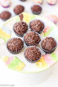 Aprenda a fazer um brigadeiro profissional, cremoso e firme na medida certa. Receita fácil, rende 100 unidades e é sucesso em qualquer festa!