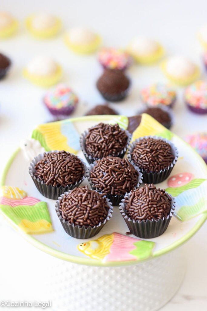 Aprenda a fazer um brigadeiro profissional, cremoso e firme na medida certa. Receita fácil, rende 100 unidades e é sucesso em qualquer festa!