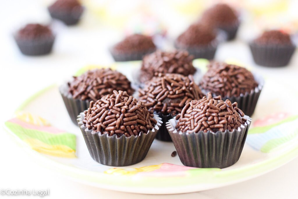Aprenda a fazer um brigadeiro profissional, cremoso e firme na medida certa. Receita fácil, rende 100 unidades e é sucesso em qualquer festa!