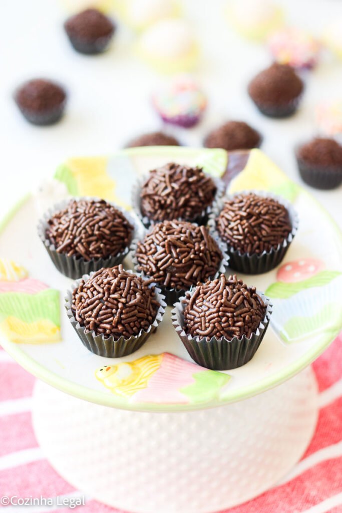 Aprenda a fazer um brigadeiro profissional, cremoso e firme na medida certa. Receita fácil, rende 100 unidades e é sucesso em qualquer festa!
