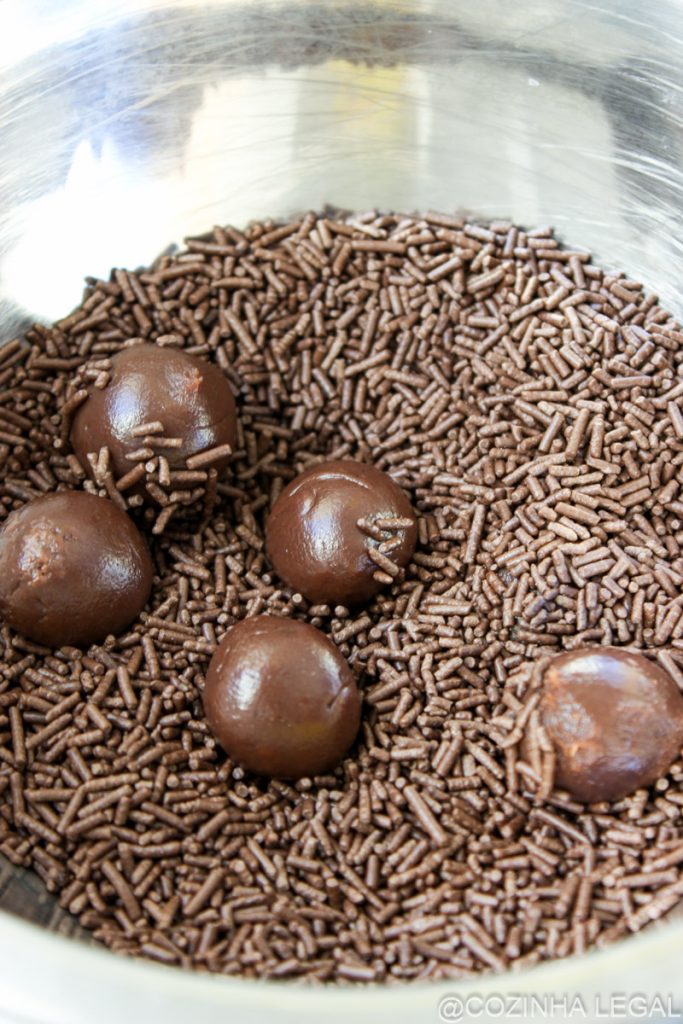 Essa é a melhor receita de brigadeiro de festa que já fiz e provei. ​Não fica muito doce, pois substituímos o achocolatado por outro ingrediente delicioso.