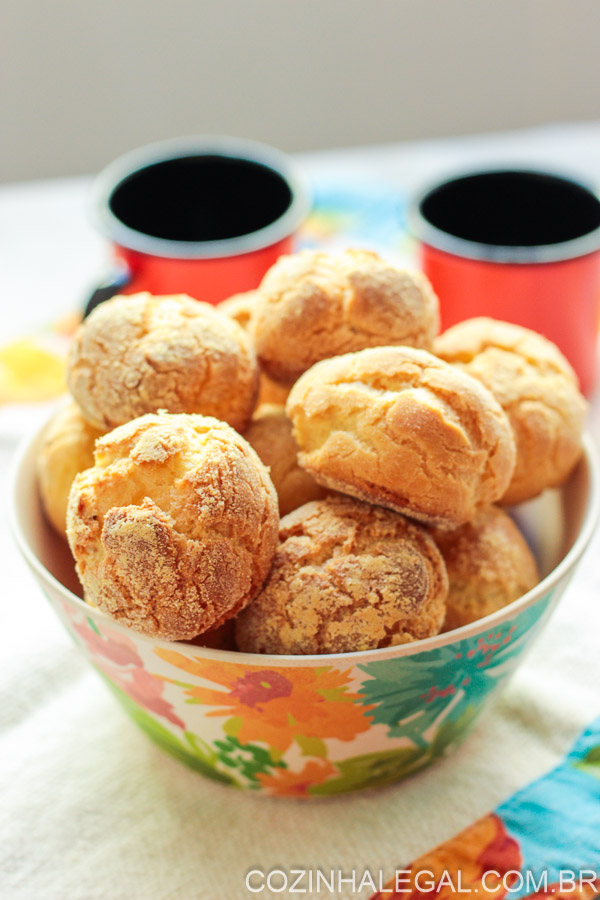 Essa receita de broa de fubá é muito fácil de fazer e vai deixar a sua mesa muito mais completa na hora daquele café quentinho e delicioso.