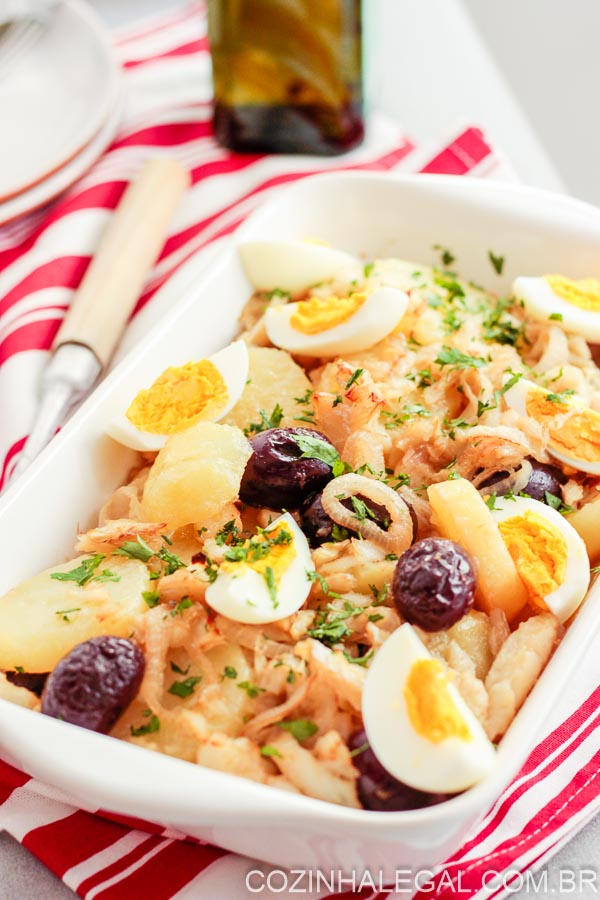 Esse delicioso bacalhau a Gomes de Sá é uma ótima opção para compor sua ceia de Natal com um prato saudável e fácil de fazer. Minha receita de bacalhoada é a mais fácil e prática que você vai encontrar. Veja aqui como preparar  essa bacalhoada ao forno, acompanhado com batatas, ovos e azeitonas...fica uma delícia.