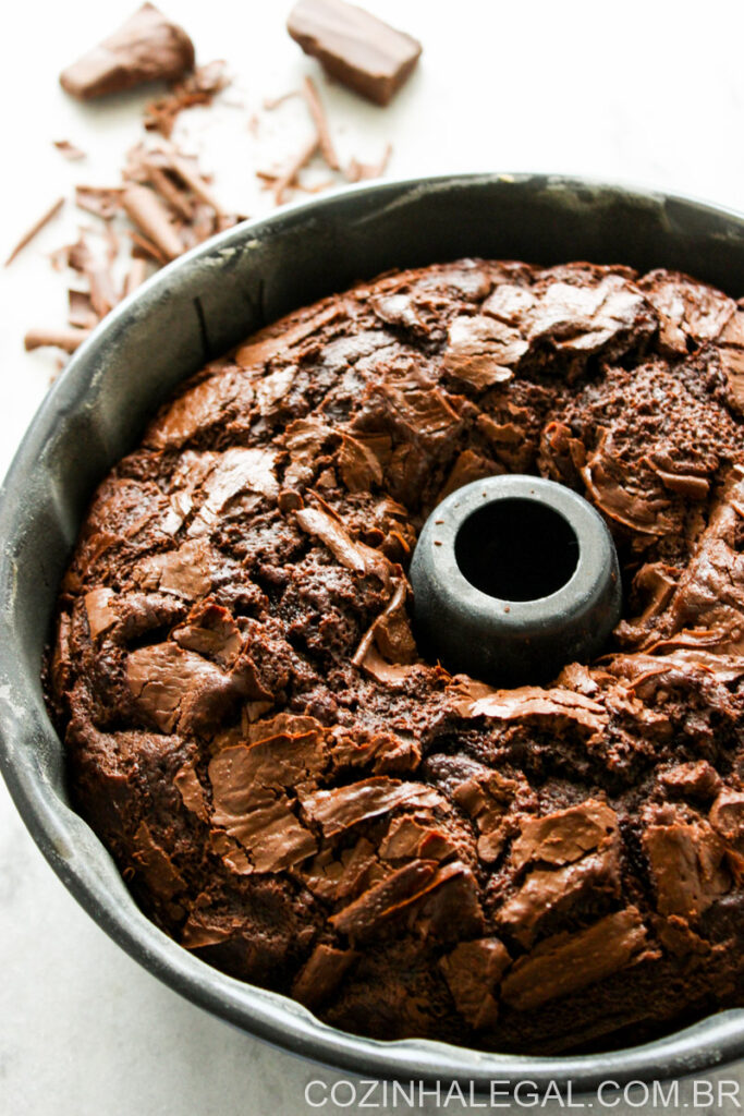 Como fazer bolo de chocolate de liqüidificador simples e fofinho. Essa é uma receita tão fácil que ele vai se tornar seu bolo favorito! Basta colocar todos os ingredientes no liquidificador e pronto!