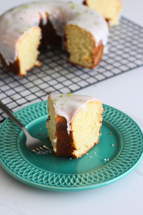 Receita de bolo de limão de liquidificador fofinho é fácil de fazer. Perfeito para o lanche da tarde e café da manhã. Vai bem com um café fresquinho e deixa a casa perfumada com aroma de limão. 