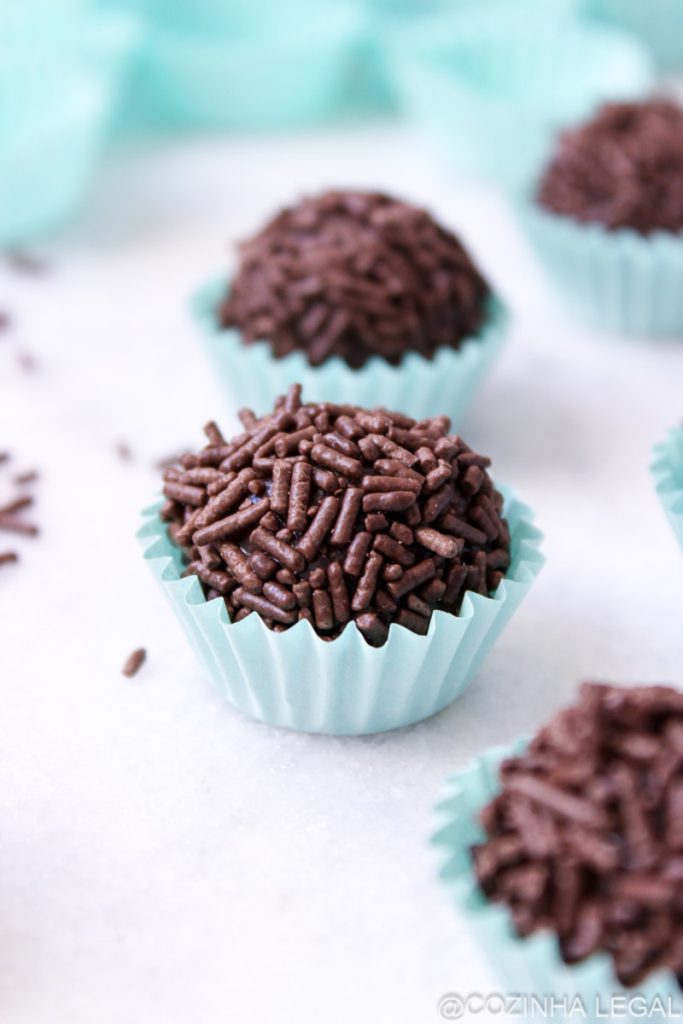 Essa é a melhor receita de brigadeiro de festa que já fiz e provei. ​Não fica muito doce, pois substituímos o achocolatado por outro ingrediente delicioso.