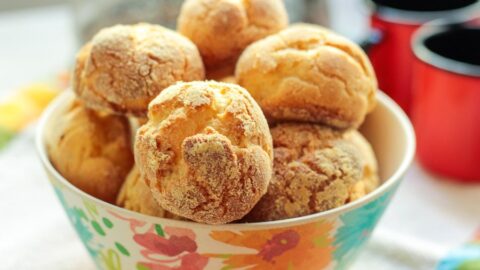 Essa receita de broa de fubá é muito fácil de fazer e vai deixar a sua mesa muito mais completa na hora daquele café quentinho e delicioso.