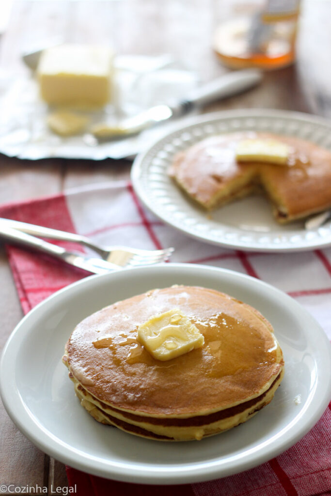 Receita fácil da clássica panqueca americana. Fofinha e leve, ela é perfeita para um café da manhã especial e diferente. 