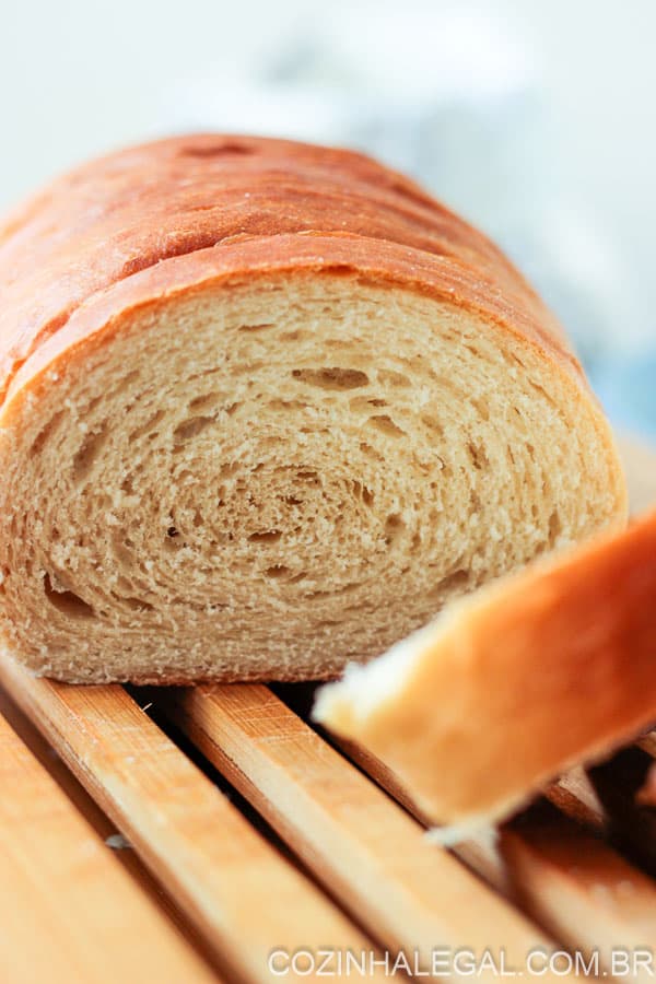 Esta é uma receita de pão caseiro simples para iniciantes. Esse pão fica muito fofo e é fácil de fazer. Ideal para quem esta começando a preparar pão em casa.