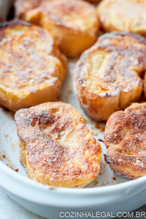 Difícil é comer apenas uma fatia dessa rabanada de forno. Crocante por fora e cremosa por dentro.