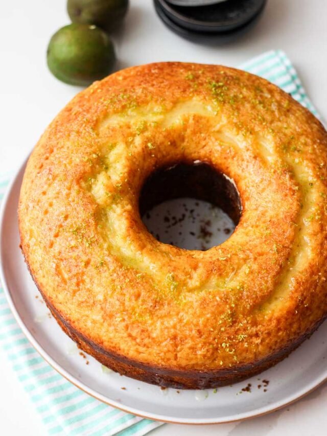 Esse bolo de limão simples é a receita mais fácil e saborosa que encontrei até agora. O bolo fica pronto bem rápido e rende 14 fatias.