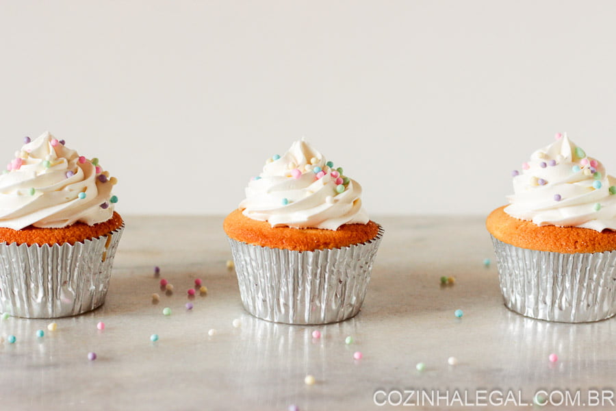 Uma receita fácil de cupcake de baunilha coberto com uma cobertura simples de chantininho. Estes cupcakes são perfeitos para qualquer ocasião!