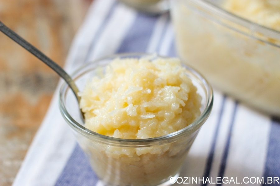 Essa receita de cocada é super simples de ser feita. É uma variação muito boa da tradicional cocada branca.