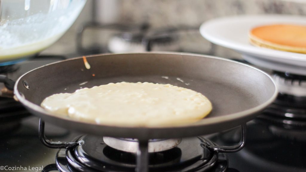 Receita fácil da clássica panqueca americana. Fofinha e leve, ela é perfeita para um café da manhã especial e diferente. 