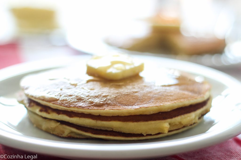 Receita fácil da clássica panqueca americana. Fofinha e leve, ela é perfeita para um café da manhã especial e diferente. 