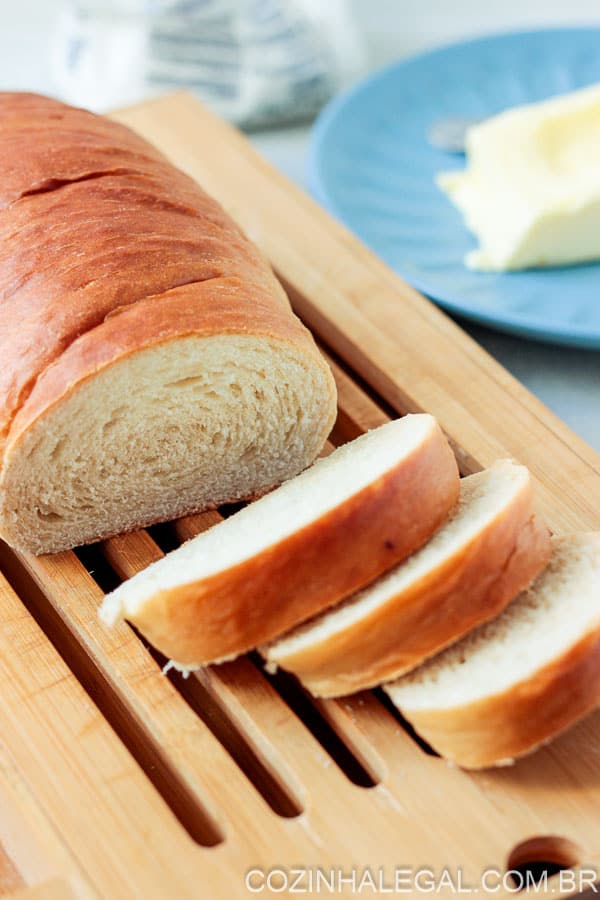 Esta é uma receita de pão caseiro simples para iniciantes. Esse pão fica muito fofo e é fácil de fazer. Ideal para quem esta começando a preparar pão em casa.