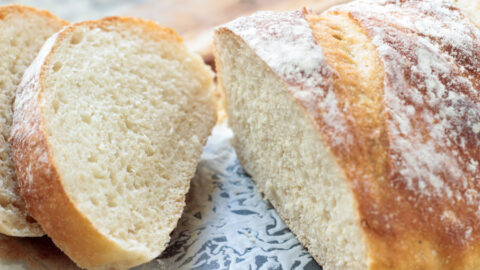 Qualquer um pode fazer este pão caseiro. Ele é simplesmente infalível, não precisa sovar e tem o sabor único do pão feito em casa. É só misturar todos os ingredientes e voilà. Pão caseiro sem sova rápido e fácil!