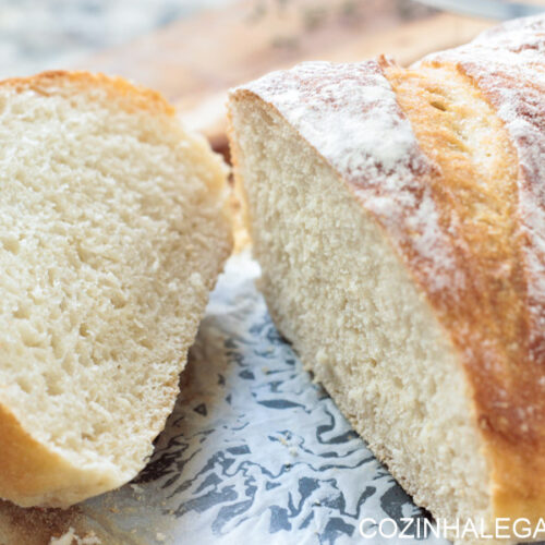 Qualquer um pode fazer este pão caseiro. Ele é simplesmente infalível, não precisa sovar e tem o sabor único do pão feito em casa. É só misturar todos os ingredientes e voilà. Pão caseiro sem sova rápido e fácil!