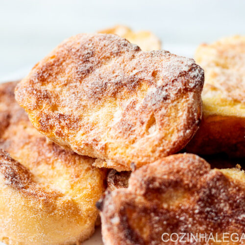 Difícil é comer apenas uma fatia dessa rabanada de forno. Crocante por fora e cremosa por dentro.